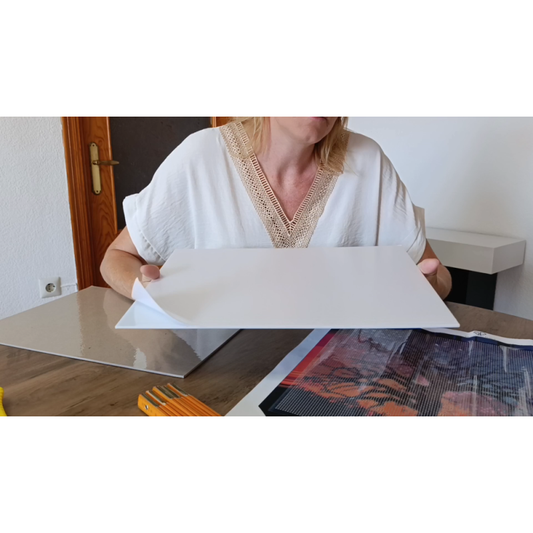 Sådan monterer du den selvklæbende bagplade på dit diamond paint-billede
