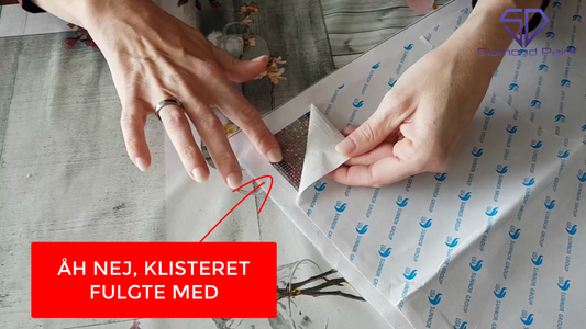 Hvis klisteret hænger fast i afdækningspapiret ...