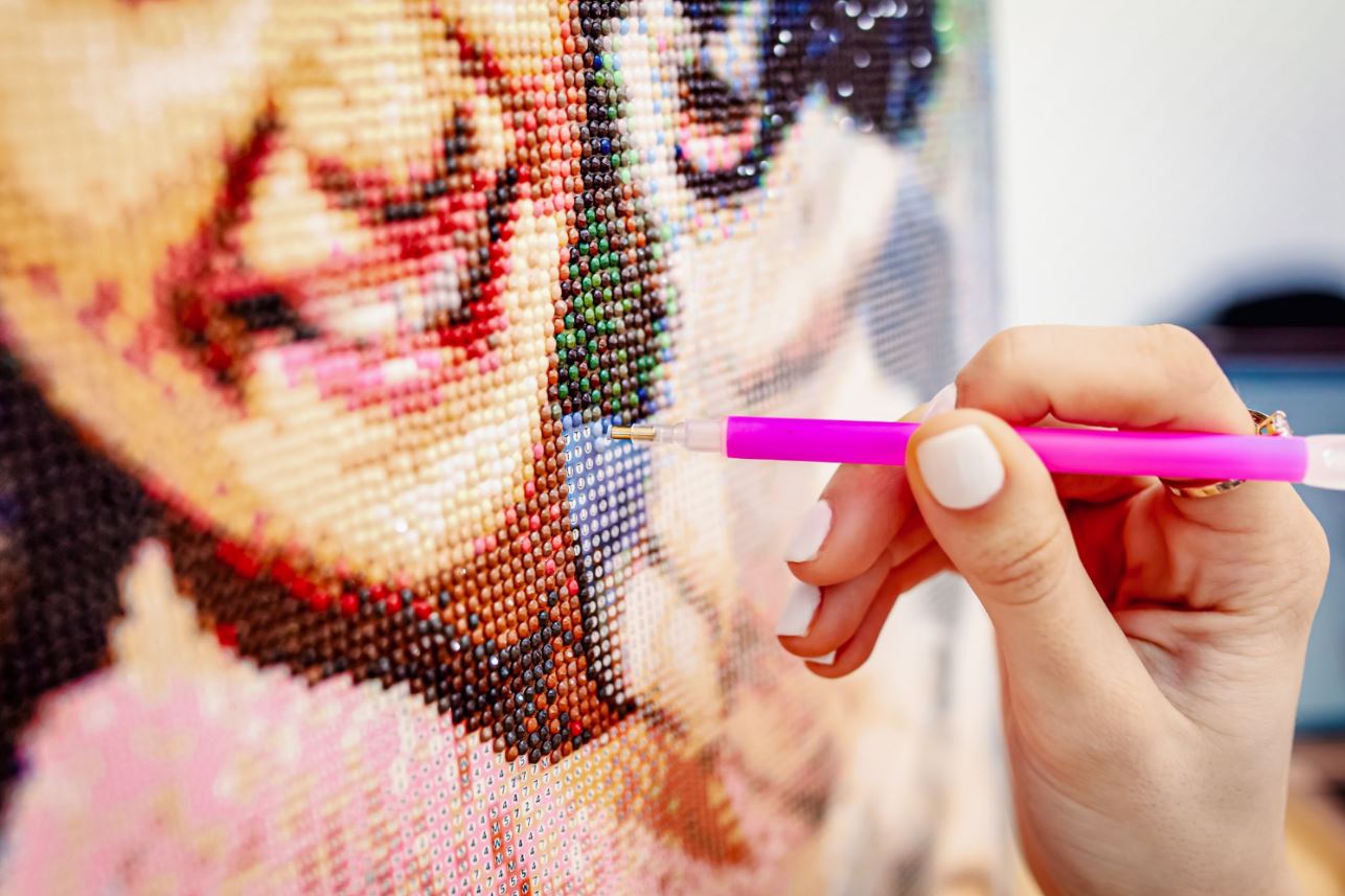 Diamond Paint - Genskab dit foto med diamanter - hånd med pen mod lærred